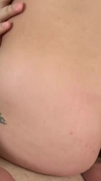 Tento Šťastný hřebec se udělá na Izzyiny žhavé neohoněné nohy