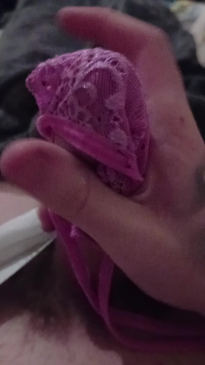 Cuminpanties22: Sborra super spessa nelle belle mutandine rosa della mia amica