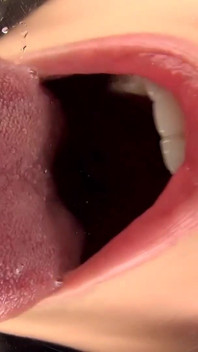 In de klas college geuniformeerde Ameri Hoshi trapt je met door het spuug doordrenkte lippen