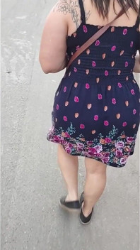 Saya bertemu dengan seorang wanita matang dalam skirt mini di jalan
