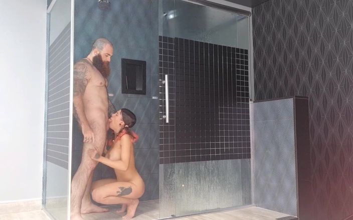 Iron Bikerr: Neuken onder de douche, klaarkomen in het gezicht