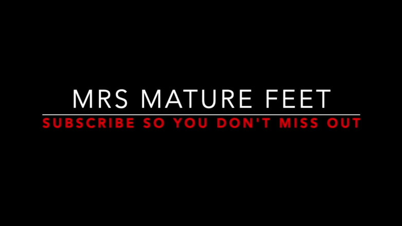 Mr MF: Mrs Mature Feet Sai Do Chuveiro E Brinca Na Cama 520