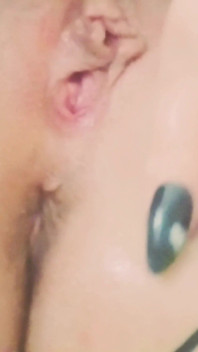 我饥渴的妻子在健身房更衣室里给她的屁股涂油。