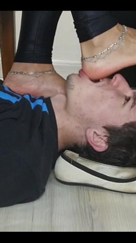 La dea kiffa è vestita come insegnante