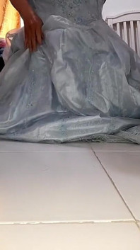 Người mặc đồ xuyên thấu châu Á mặc váy cưới satin váy ball