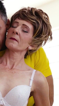 La Flaca Esposa Madura Krystina Es Follada Por La Polla Dura De Mugur