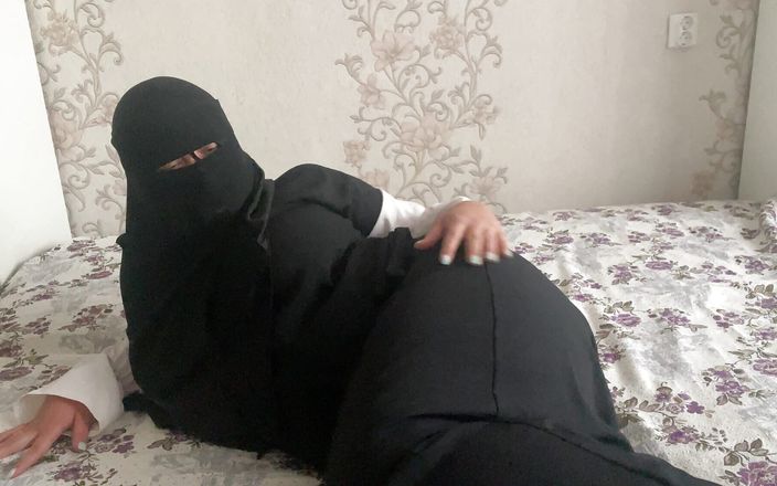 Lux Eva: Milf siria en hijab se masturba el coño peludo hasta...