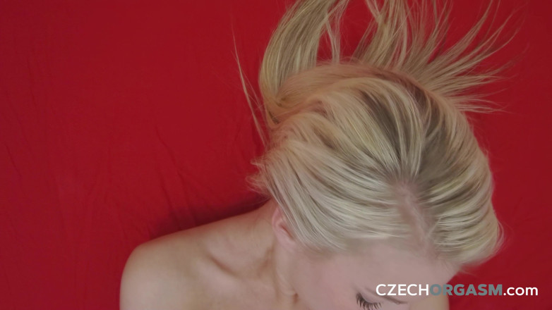 Czech Orgasm: Чешский оргазм 144: красивая молодая женщина мастурбирует
