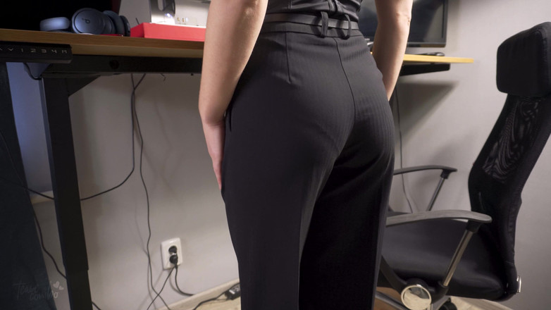 Teasecombo 4K: Secretara amatoare în pantaloni de birou își tachinează linia de chiloți vizibili