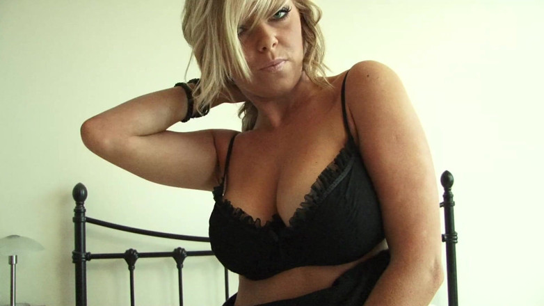 Very hot hardcore: Mooie jonge blondine toont naakt lichaam en natuurlijke tieten