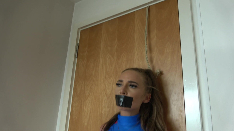 Latina Fetish: Emmy halloweenská noční můra: Superžena svázaná a páskovaná v nezadatelném...