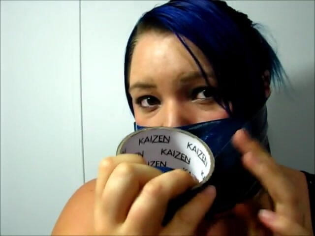 Selfgags classic: Layla se transformă într-o altă căluș crudă, strâmtă și masivă cu 18 straturi...