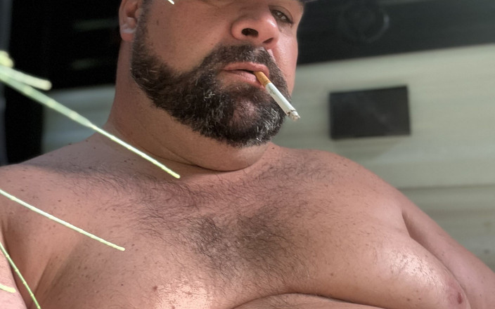 Brewster Bear: クマが森でキャンプしている