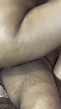 Saya suka MILF seperti mak kongkek ini