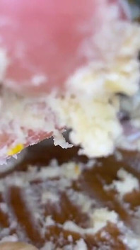 Ébano menina esmaga cupcakes com seus pés