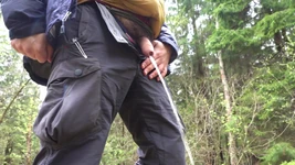 Pisse dans la forêt sous la pluie