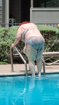 Musim panas telah tiba! Masa untuk Lawatan Pertama Ke Kolam Jururawat Besar Seksi Vicki Style!