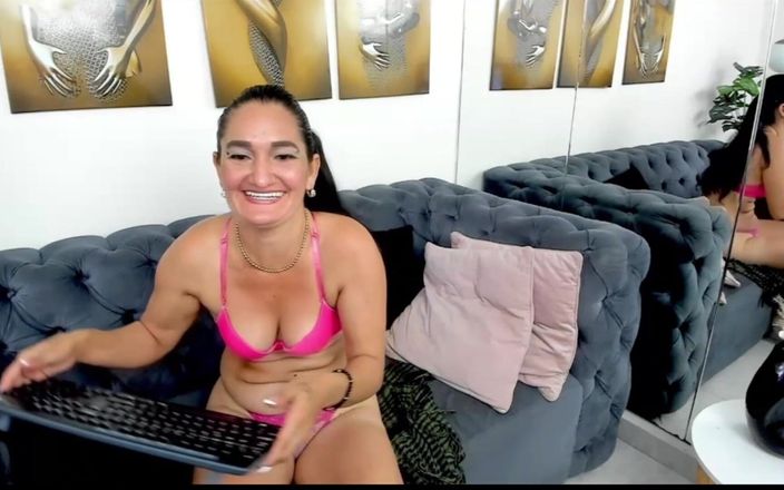 Anny Scorcia: Tante seksi lagi asik masturbasi memeknya sampai muncrat