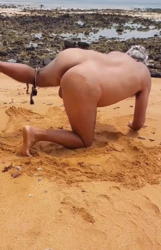 Ladysilvas: Ladysilva își arată curul sexy pe plajă