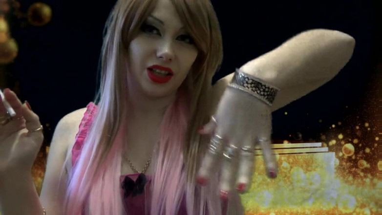 Goddess Misha Goldy: Joyas doradas, cigarrillo, tú y yo