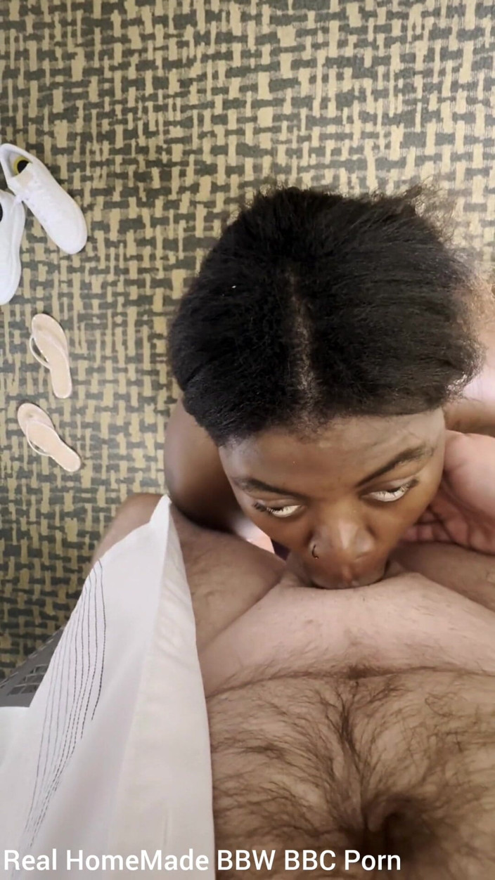 Super sexy ebony cuties: Dizlerimin üzerinde emiyor büyük zenci yarağı amcığımı sikiyor misyoner