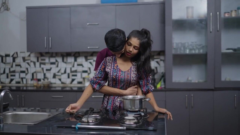 Triflicks: Fată desi de 18 ani cu pizdă strâmtă sex dur în bucătărie