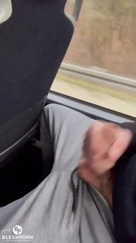 Nevlastní syn Benni Schulte na jízdě autobusem