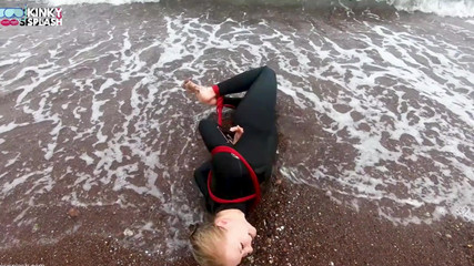 UKCuteGirl: Hogtied in un Wetsuit - sfida di fuga con la corda...