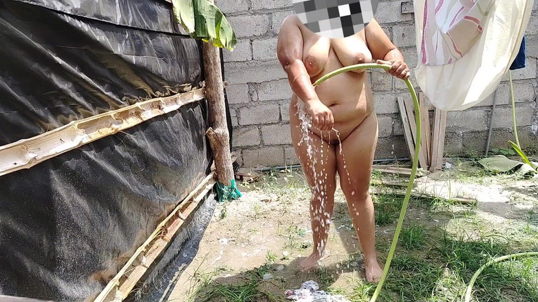 Stepmom_with_big_tits: Gadis seksi kolombia lagi asik mandi di tempat umum sambil...