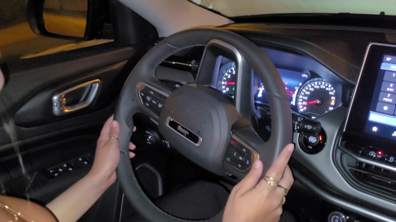 Strimermodel: Powerful Sneeze Shots Behind the Wheel
