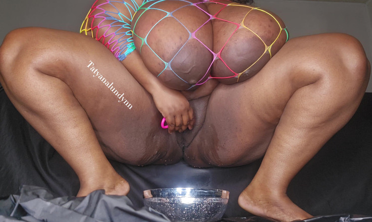 Tatyana Lundynn: Špinavá, hlasitá a promočená sledujte, jak stříkám v této misce