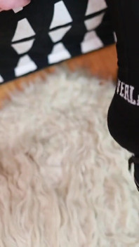 Sneaker-Spiel mit feinen schwarzen netzstrümpfen & Socken