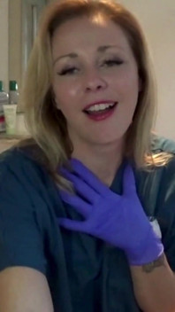 Latexhandschuh WICHsanleitung auf dem Zahnstuhl, freche krankenschwester pOV