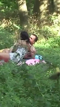 Bir yabancı geldiğinde ve üçlü seks yaparken bizimle sikiştiğinde kocamla sikişiyorum