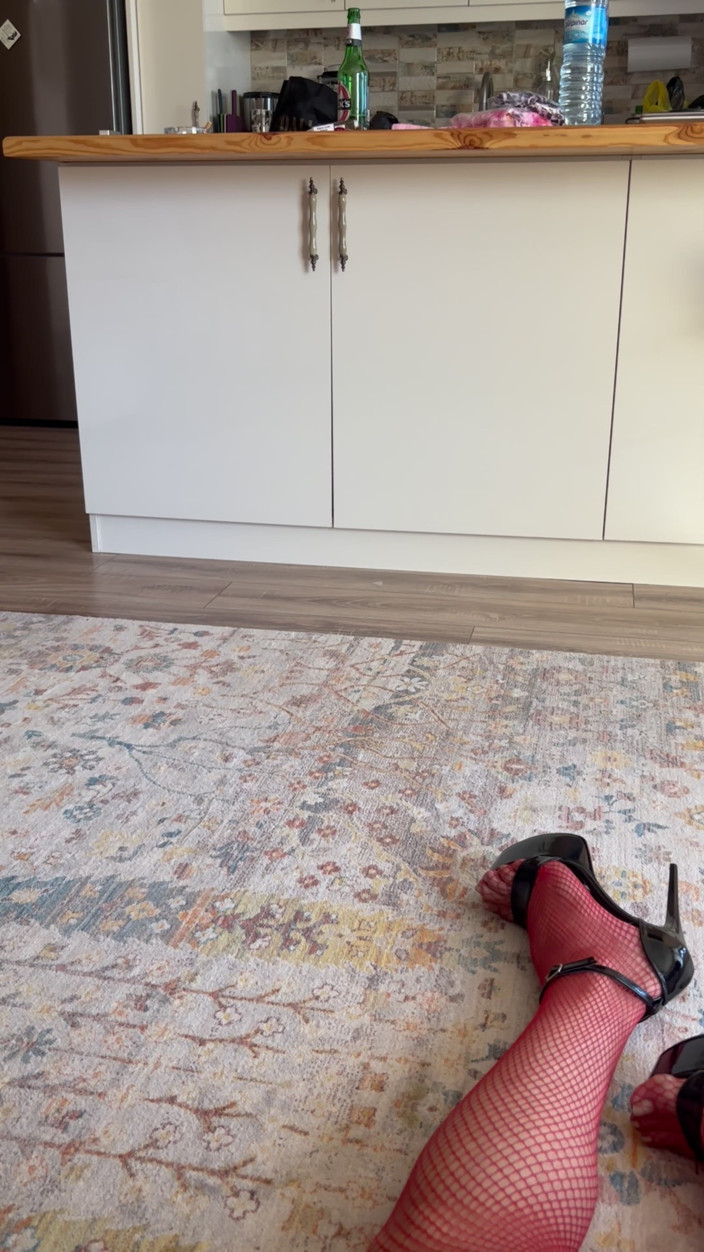 cd_aysemmm: 나는 브래지어없이 피자 소년을 맞이했다