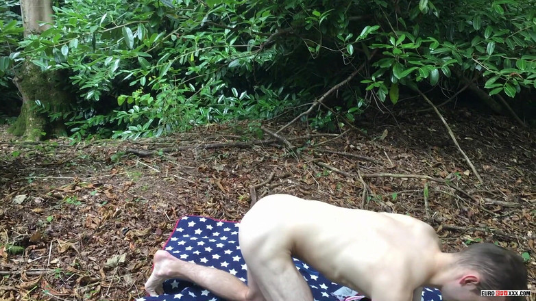 Euro boy xxx: 把玩具带到树林