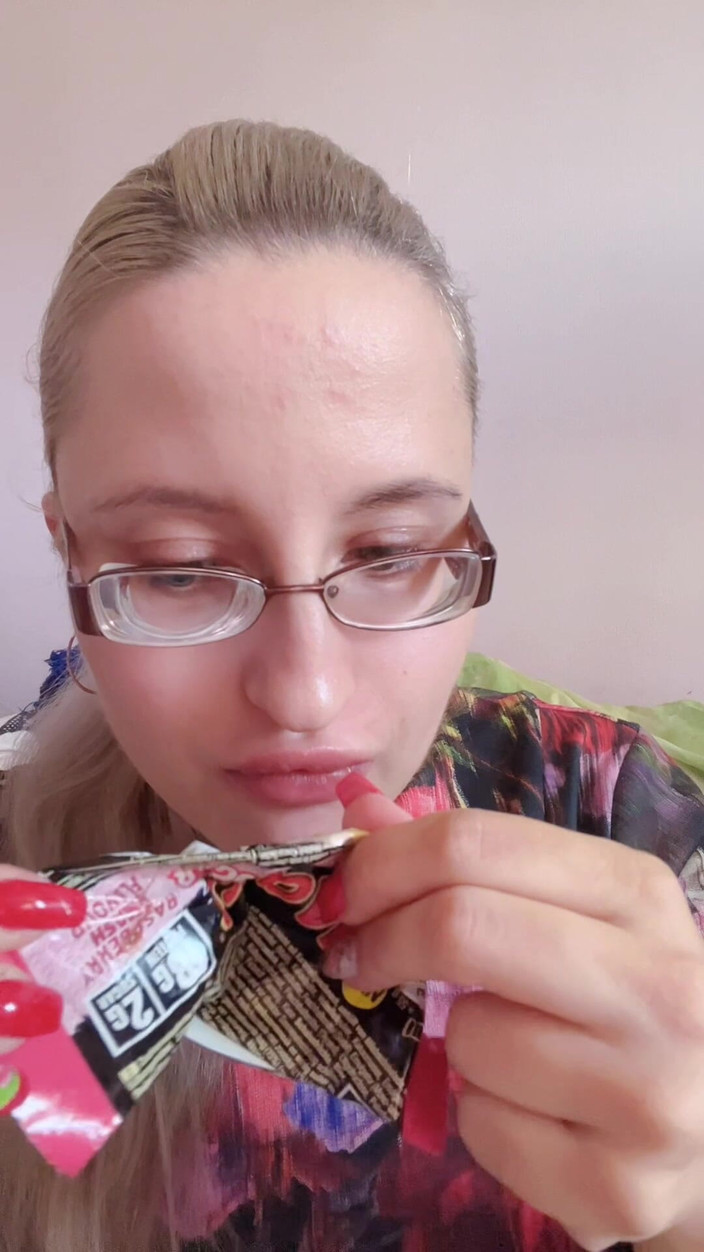 FinDom Goaldigger: Asmr äter proteinbar inget socker