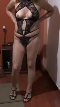 마누라의 에로틱한 란제리를 보여주는 하녀