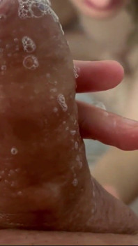 Saya mencukur penis ayah tiri saya di kamar mandi dan kemudian saya masturbasinya!