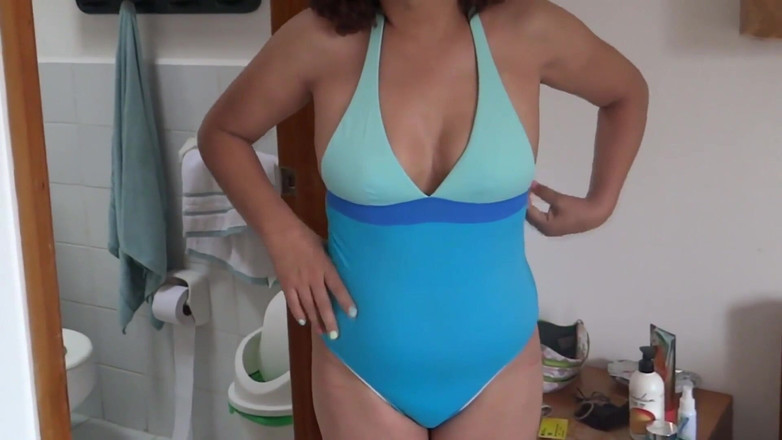 Ardientes69: Mama vitregă latino în vacanță la plajă se expune în bikini