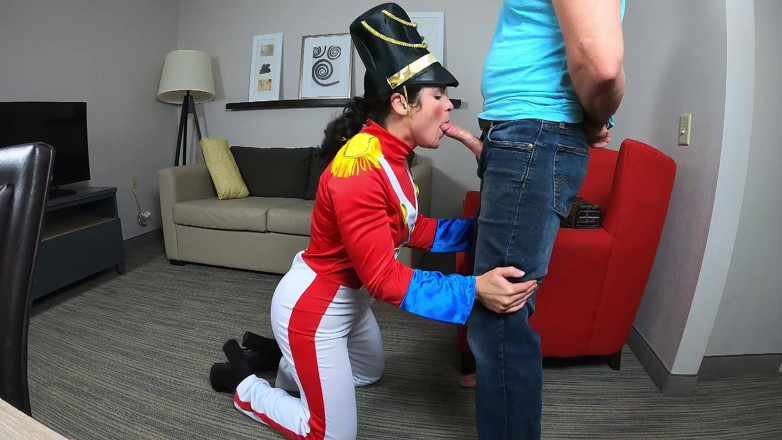 Sammi Starfish: Toy soldier blowjob