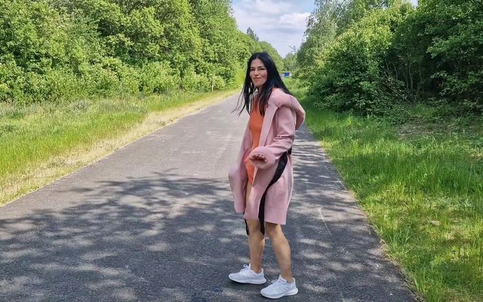 Nicky Brill: Nahé čůrání