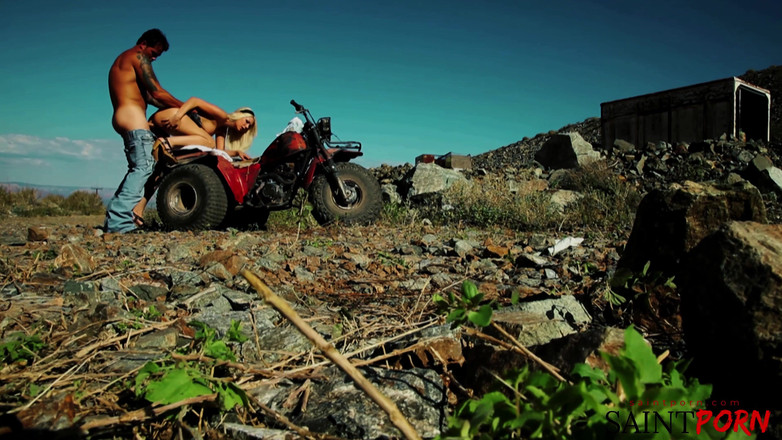 SaintPorn: ジェイジー・ベルリンはバイカーをフェラチオし、彼をウィングマンにする