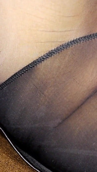Si sega dai piedi. Lattice. Sborra sulle gambe