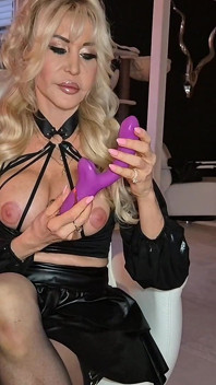 Dolly Buster fica excitada após a chegada da viagem