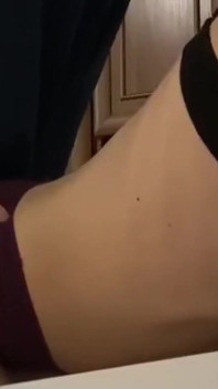 Un tânăr face sex cu o fată pentru prima dată - video amator făcut acasă / de arhivă