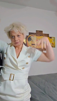 Heute feiert MILF Sofy ihren frechen geburtstag