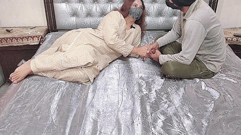 Pakistani CoupleX: Une bhabhi desi indienne a mal à la tête, alors son...