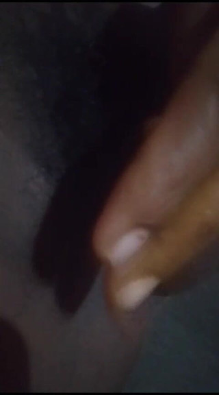 Girs toy: Indiancă bhabhi satisfăcută de căldura pizdei ei cu trei degete