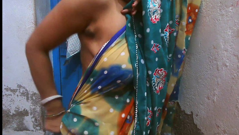 Busty Banuu: सेक्स फिल्म से पहले गांव की महिला का फोटोशूट